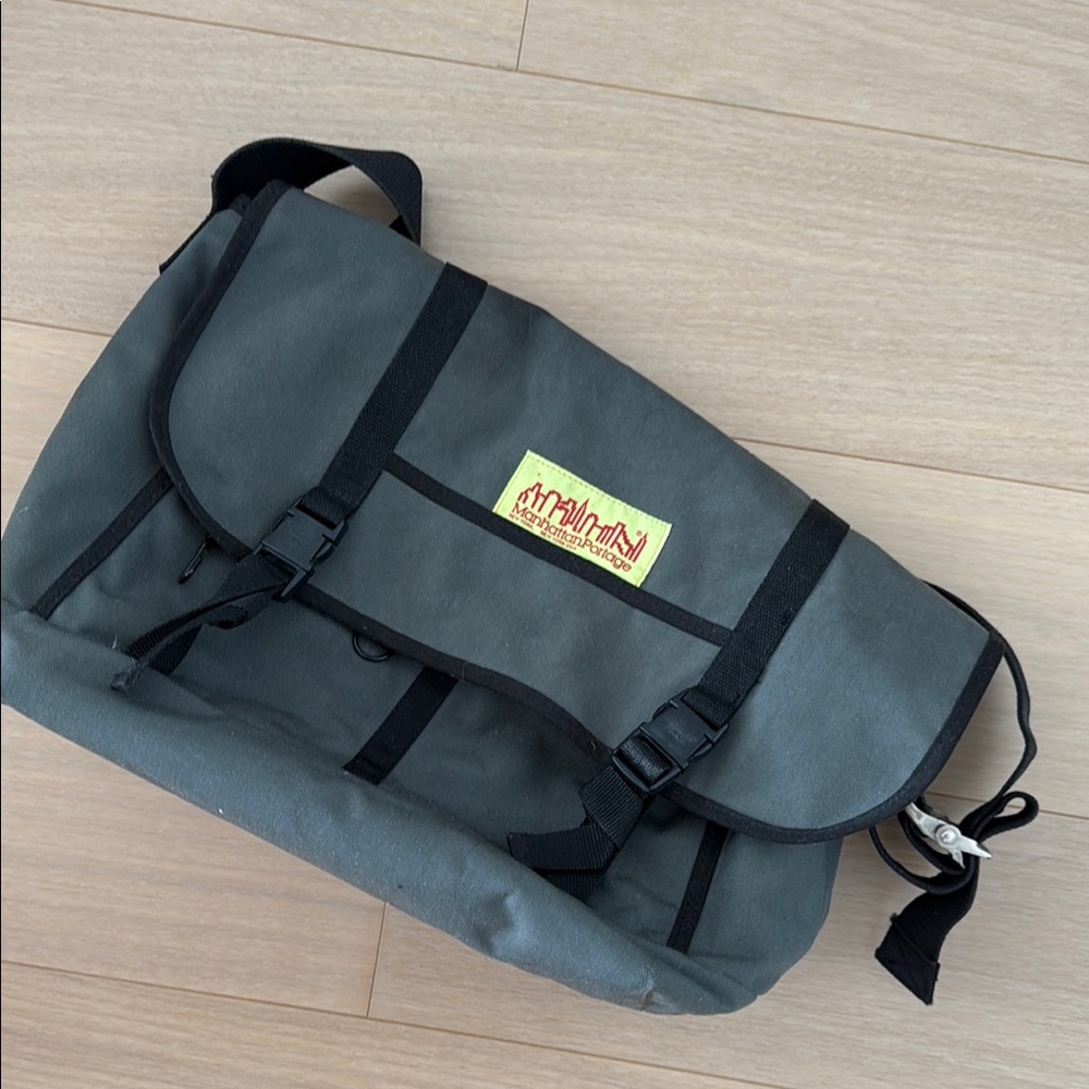 Gray Messenger Bag with Minimalist Design and Durable Fabric